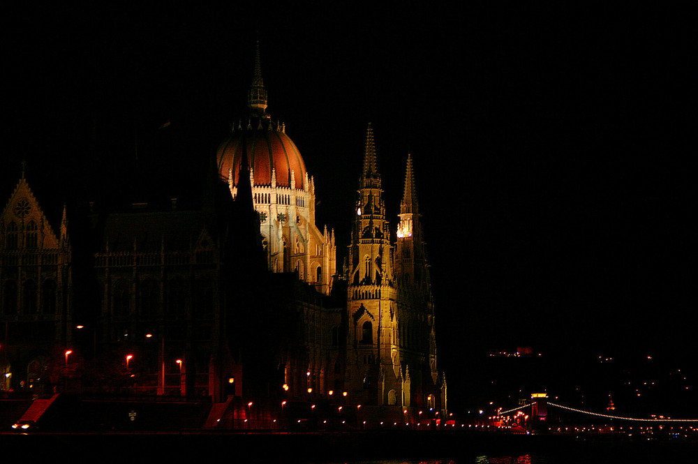 Ungarisches Parlament bei Nacht