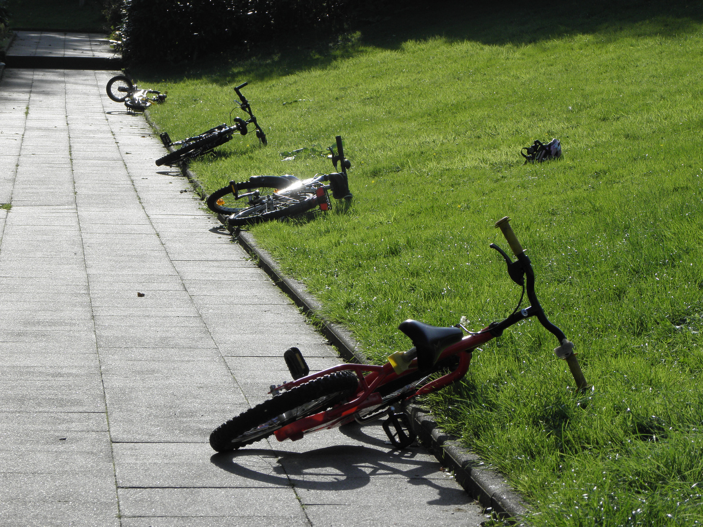 Ungebraucht - Fahrräder am Wegesrand.