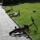Ungebraucht - Fahrräder am Wegesrand.