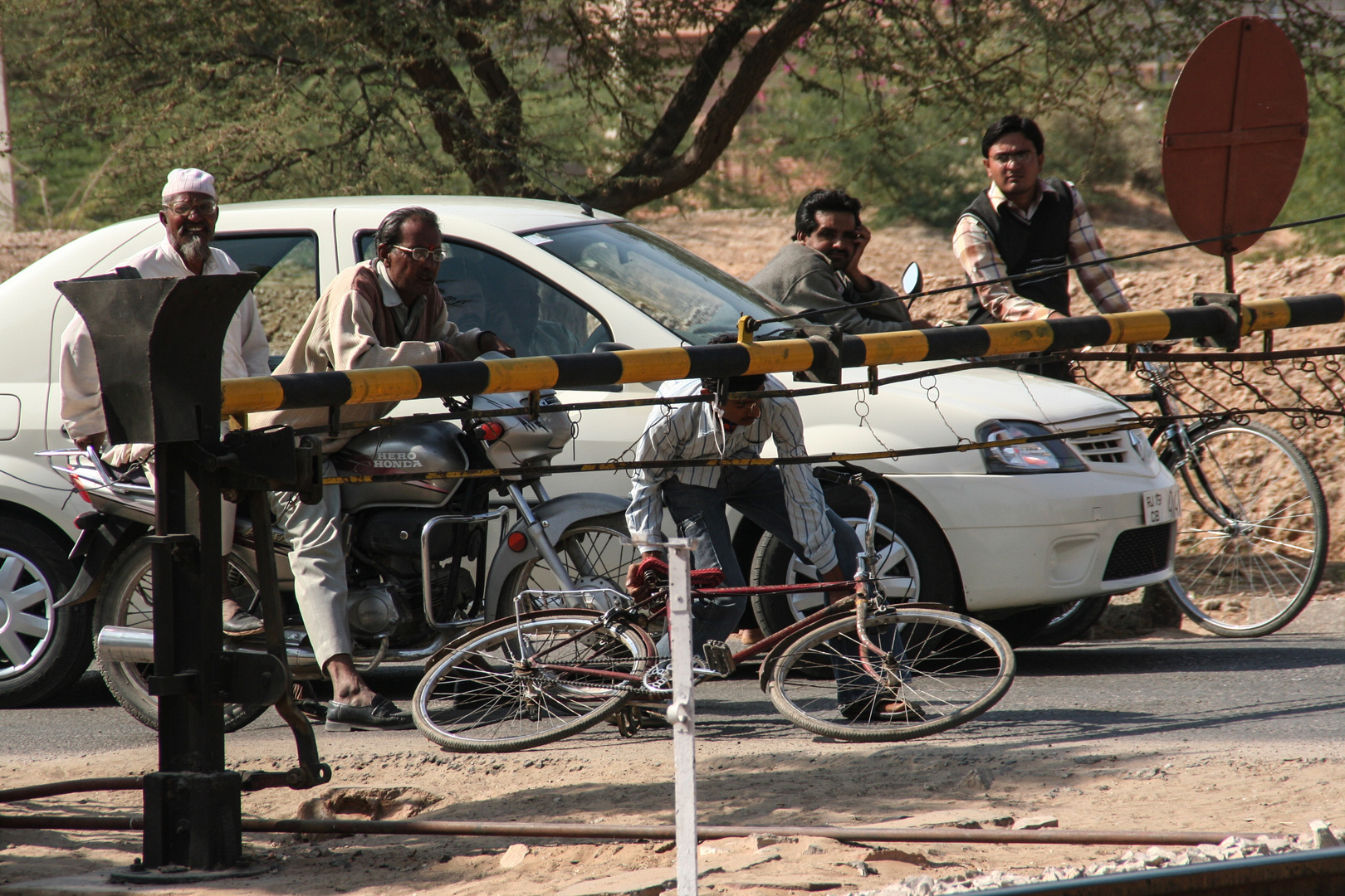 UNGEDULD an Bahnschranke, India, Story,