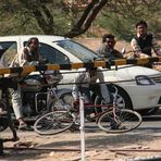 UNGEDULD an Bahnschranke, India, Story,