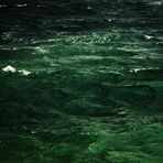 ungestümes Meer tief Dunkelgrün