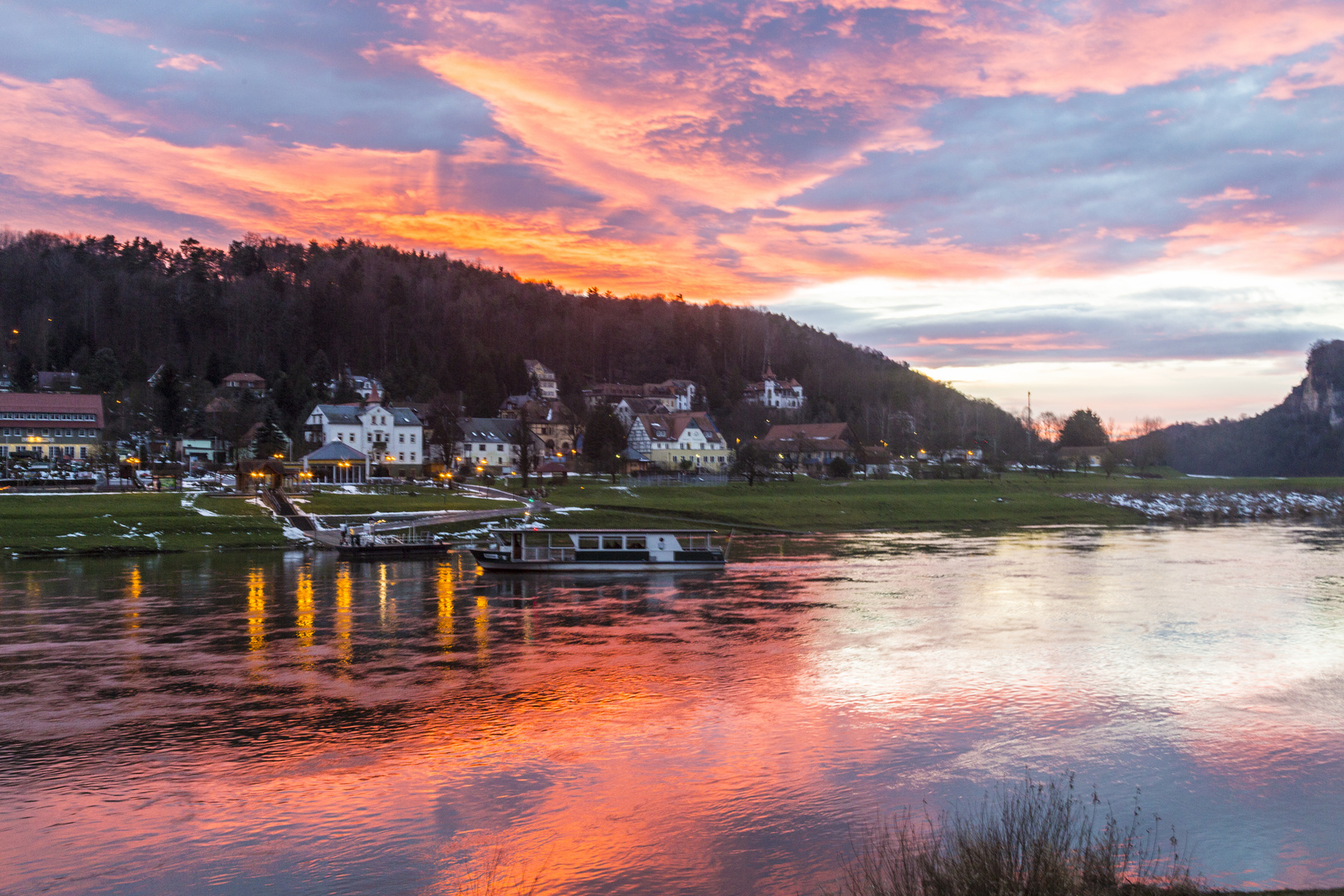 ungewöhnliche Abendstimmung in Rathen an der Elbe in der Sächsischen Schweiz