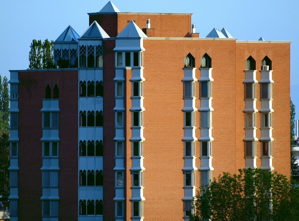 Ungewöhnliche Fassade am Hochhaus