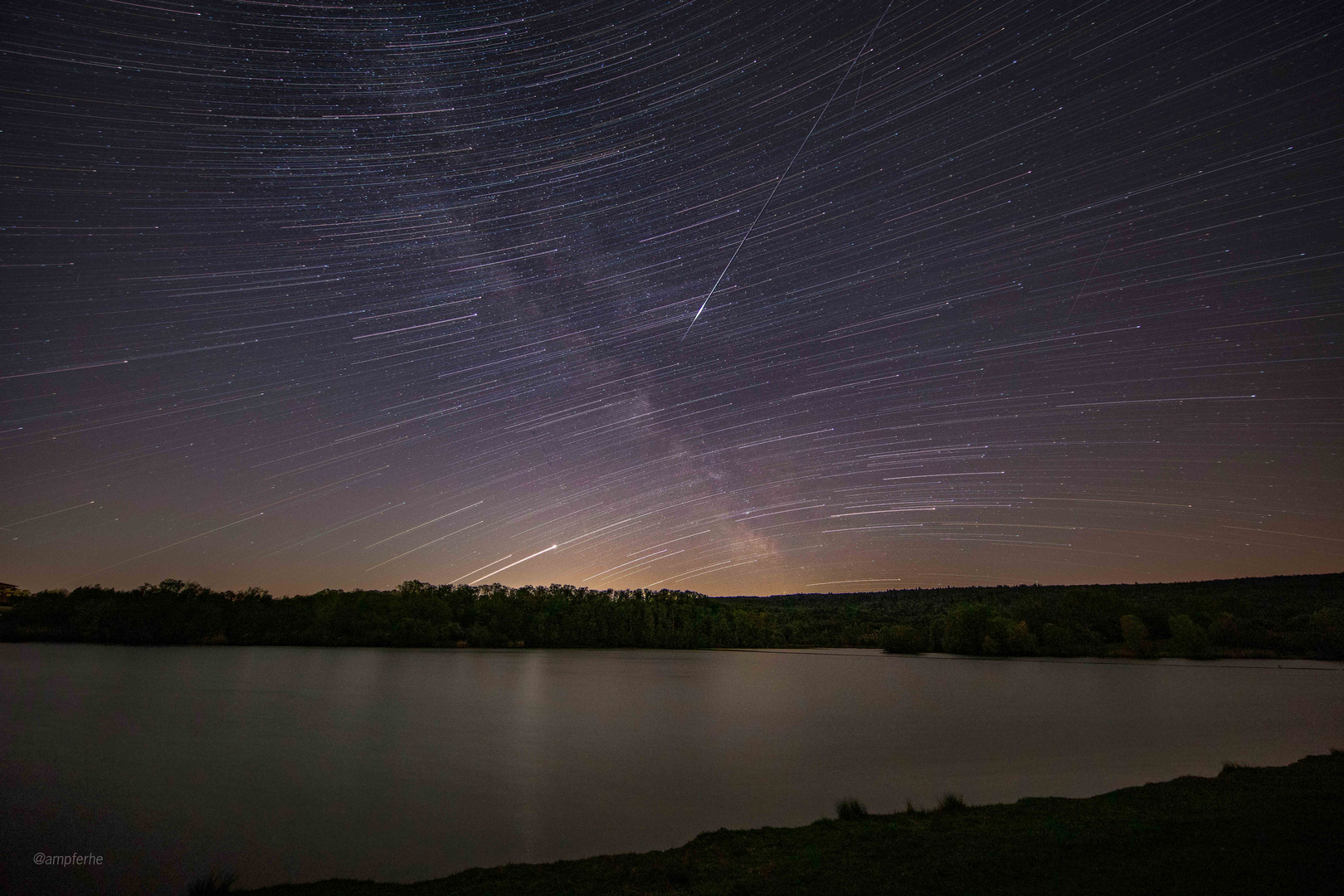 Ungewöhnliche Perspektive - Lyriden, Sternschnuppe, Startrails und Milchstrasse