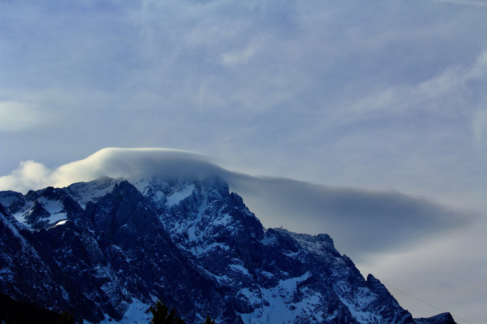 Ungewöhnliche Wolke über der Zugspitze im Winter