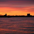 Ungewöhnlicher Sonnenuntergang um 16.51 Uhr auf der Elbe Nähe Ölhafen, Januar 2012