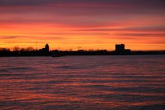 Ungewöhnlicher Sonnenuntergang um 16.51 Uhr auf der Elbe Nähe Ölhafen, Januar 2012