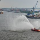 Unglaublich jetzt gießen sie schon die Elbe....dabei regnet es schon im Hintergrund.