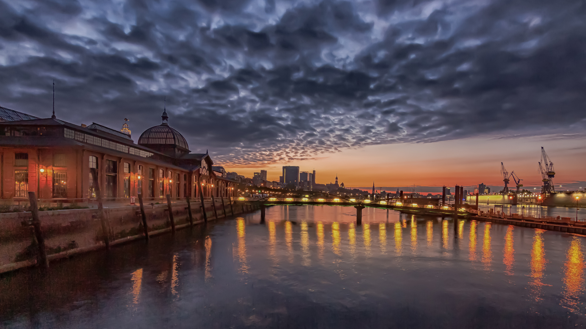 Unheimlich Wolken über Fischauktionshalle  