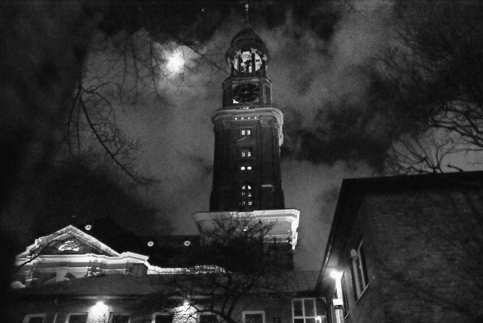 Unheimliche Stimmung bei der Michaeliskirche