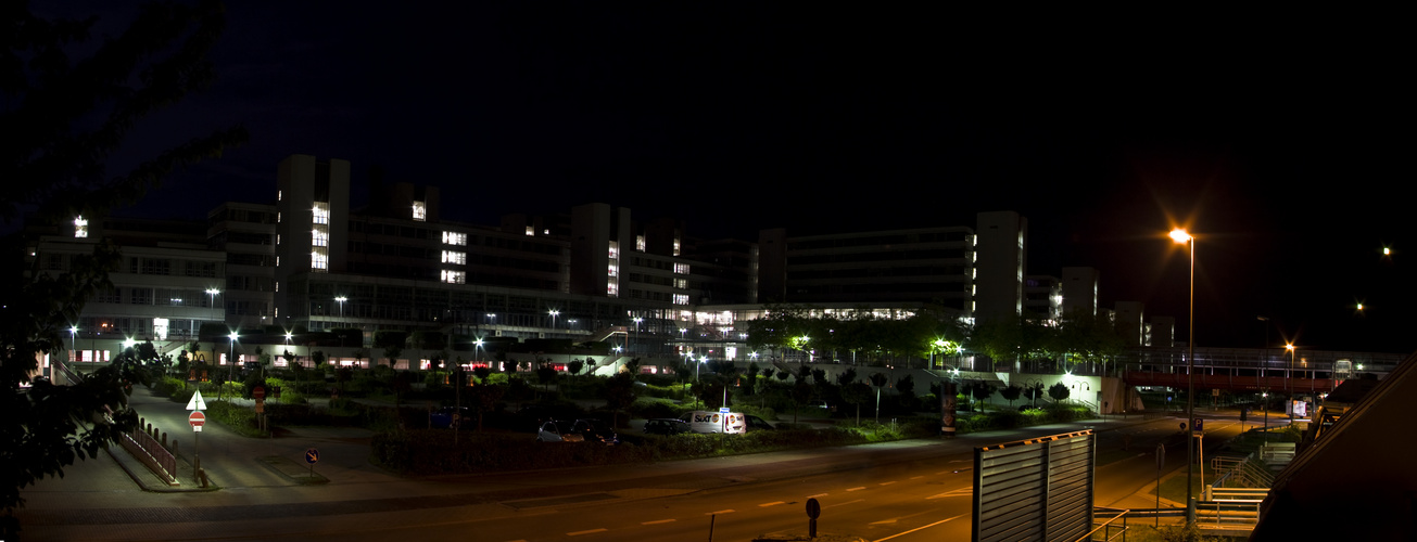 Uni Bielefeld bei Nacht