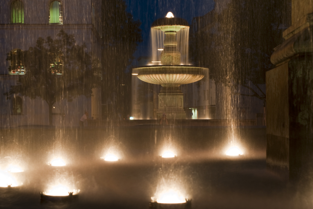 Uni-Brunnen bei Nacht