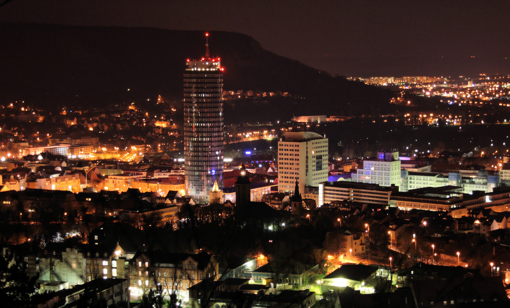 Uni Turm Jena bei Nacht