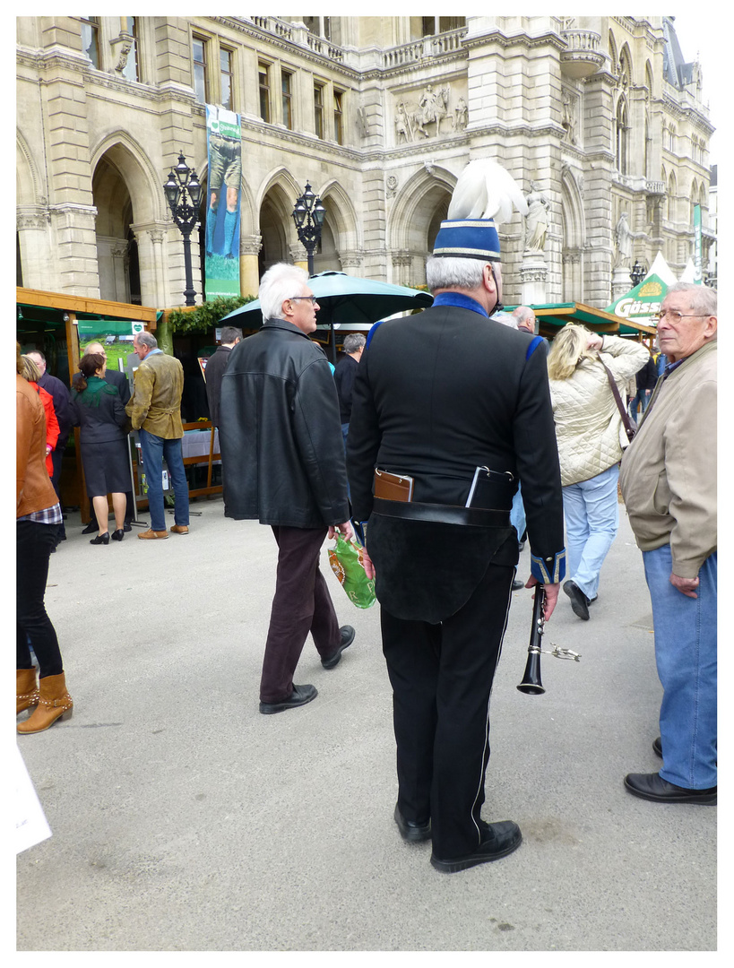 Uniform plus mann von rückwärts gesehen, aus - es war einmal!! naja ist ein