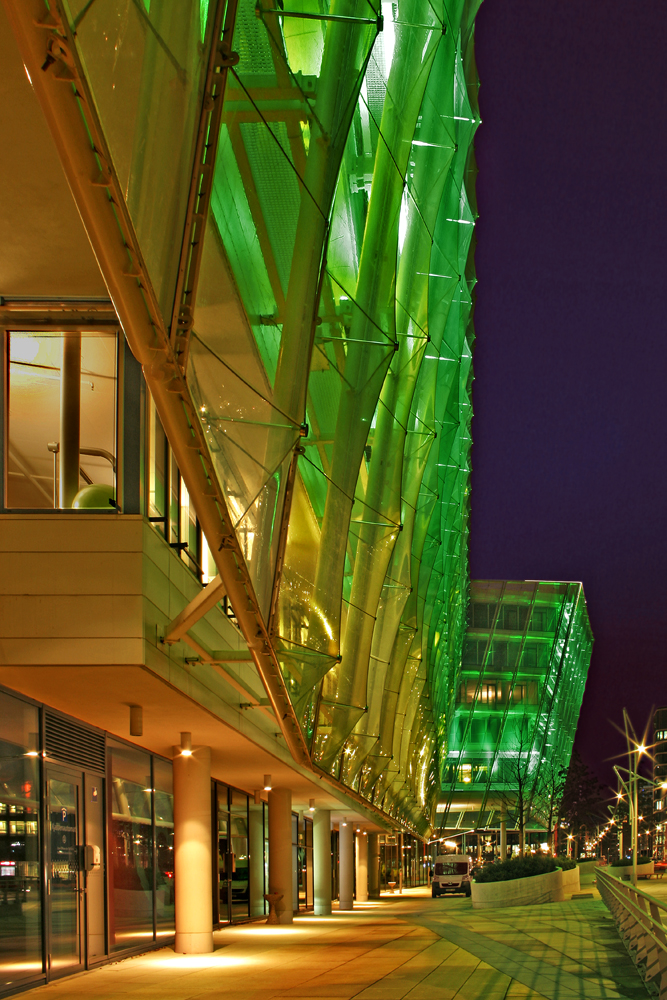 Unilever-Gebäude in der Hafencity in grün getaucht