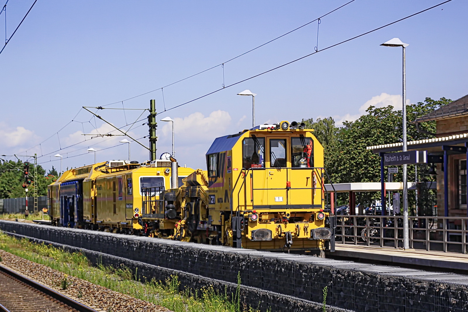 Unimat 09-4x4/4S durchfährt den Bahnhof Nauheim