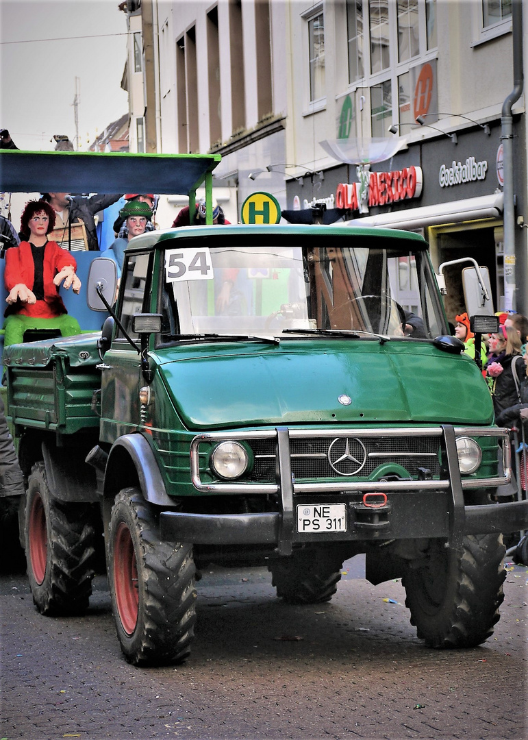 Unimog als Zugmaschine im Karneval