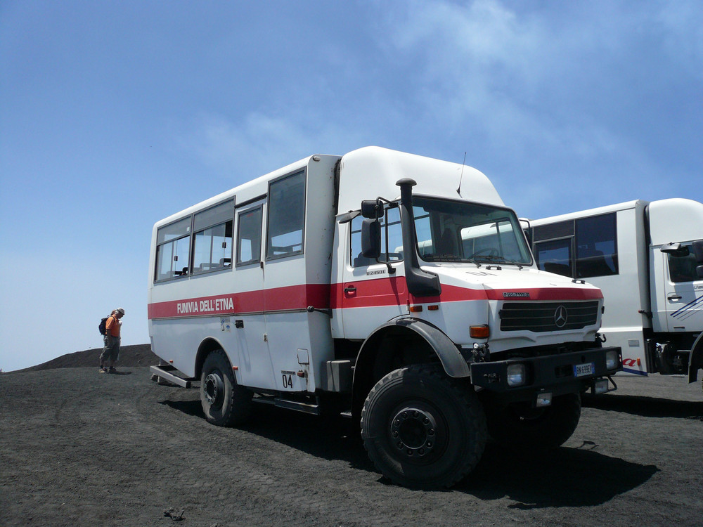 Unimog-Bus auf dem Ätna