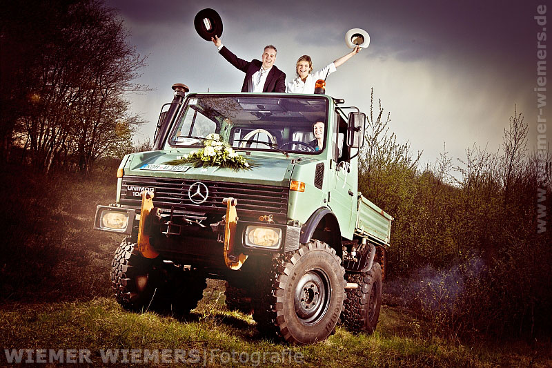 Unimog Hochzeit in Niedersachsen von Hochzeitsfotograf Nils Wiemer Wiemers mit dem Hensel Porty