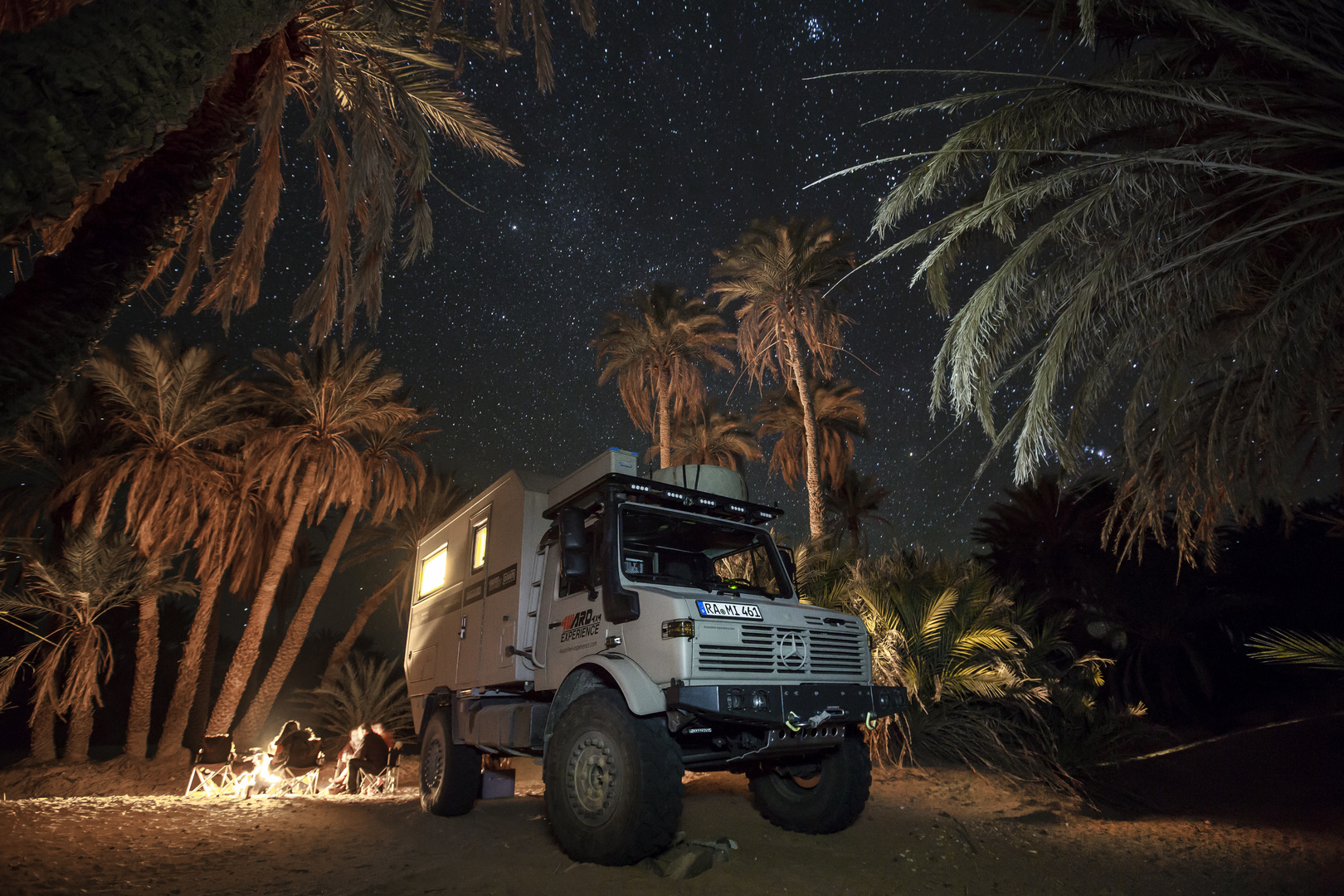 Unimog unter Sternen in der Oase