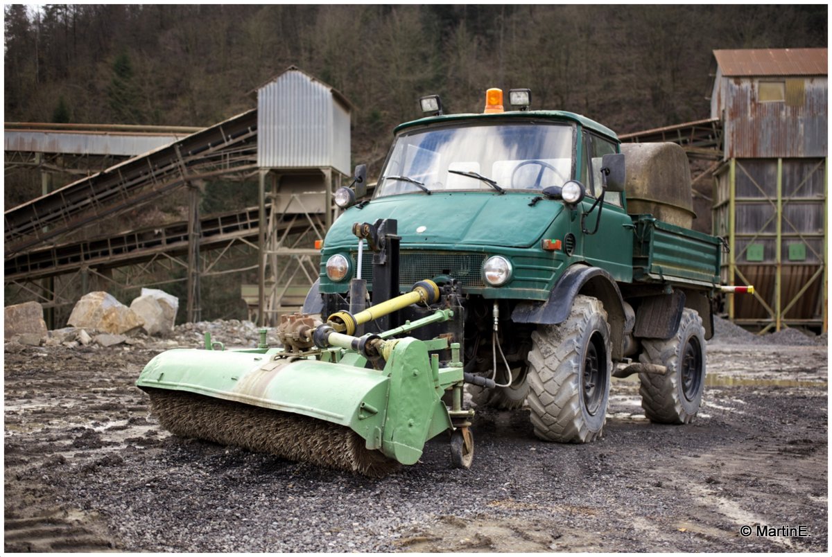 Unimog zur Wegereinigung