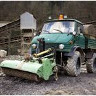 Unimog zur Wegereinigung