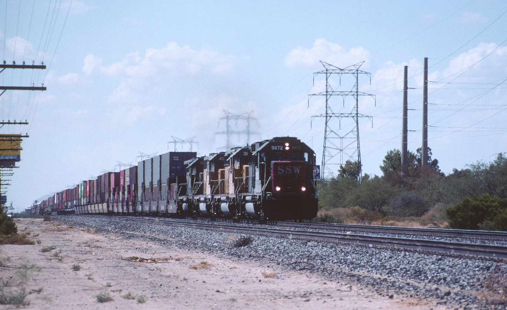 Union Pacific Double Stack Train on its way near Tucson, AZ, USA Foto