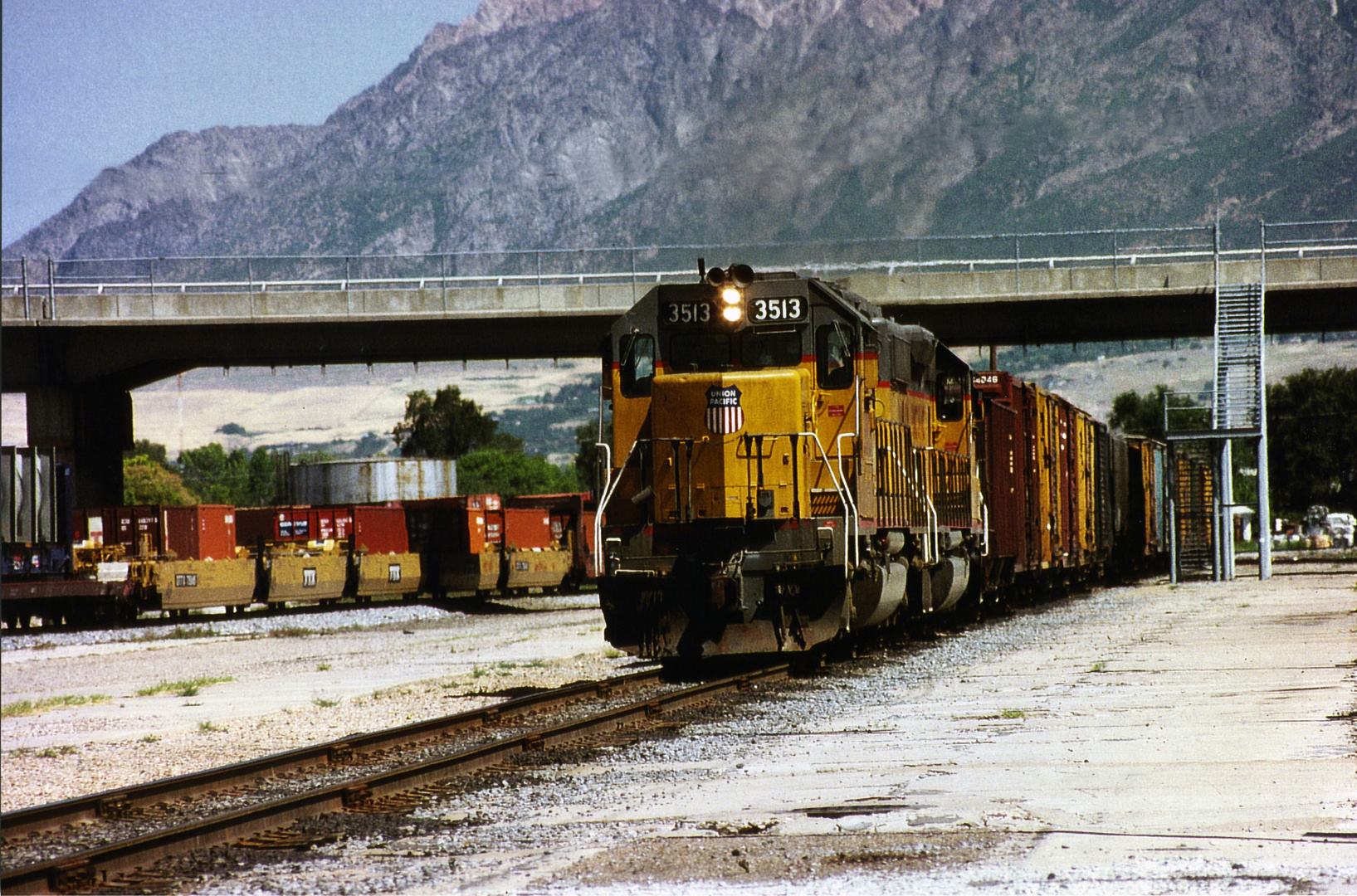 Union Pacific EMD SD40-2 UP#3513 fährt in den Bahnhof von Ogden, Utah ein...