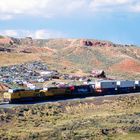 Union Pacific Freight Train passiert einen Schrottplatz am Red Cliff, UT