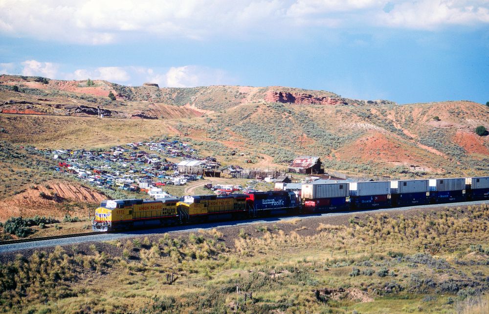 Union Pacific Freight Train passiert einen Schrottplatz am Red Cliff, UT