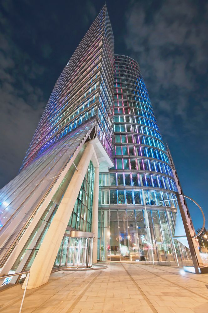 Uniqa Tower in Wien Foto & Bild | architektur, architektur bei nacht ...