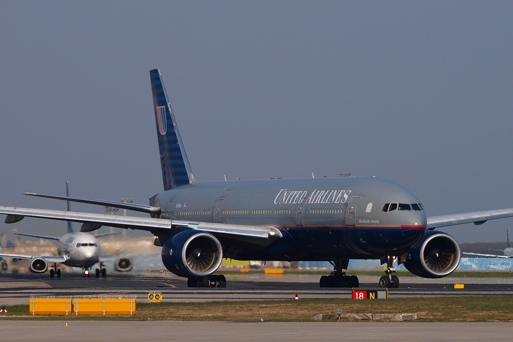 United Airlines Boeing 777-222/ER