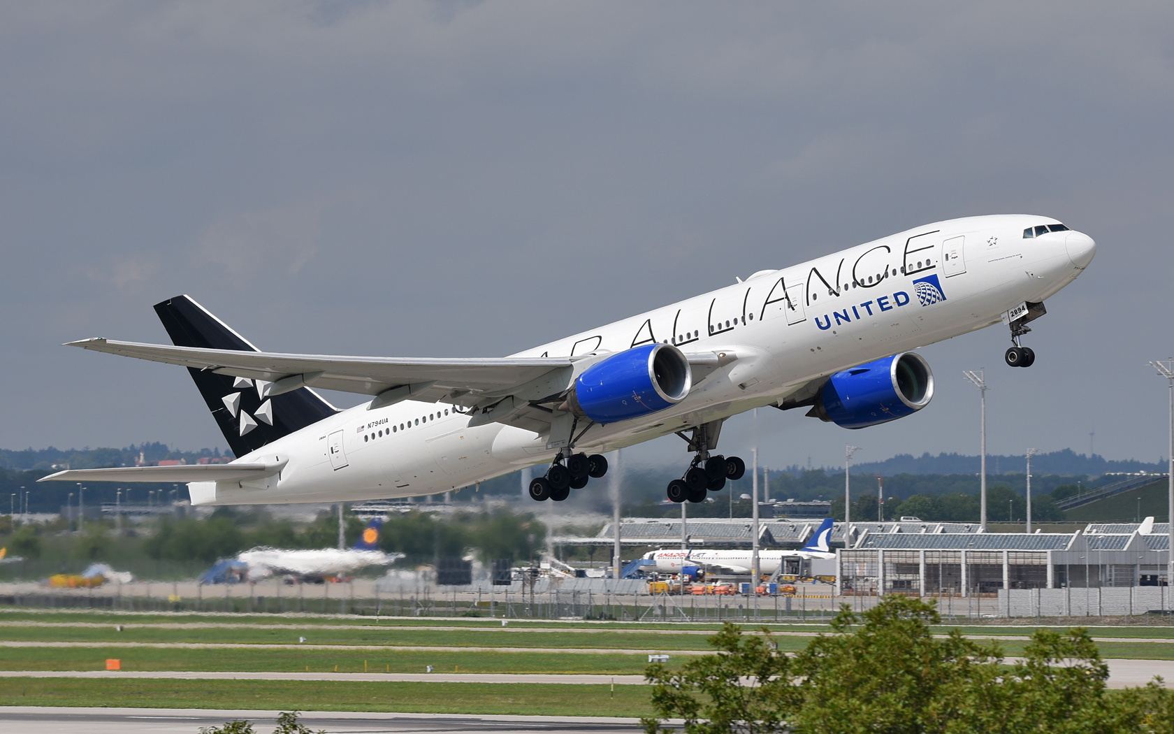 United Airlines Boeing 777-222ER N794UA 