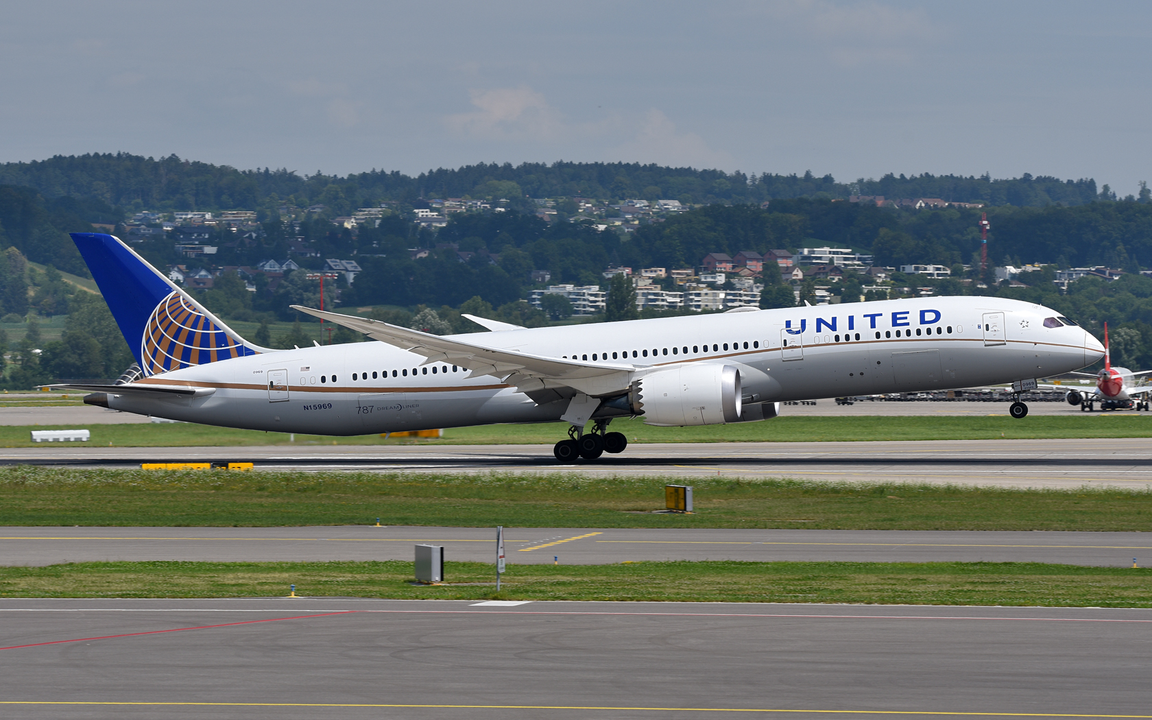 United Airlines Boeing 787-9 Dreamliner N15969 