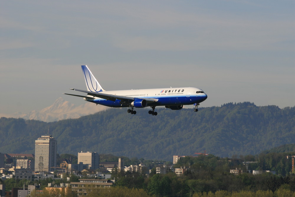 United Airlines inbound from Denver intern.via Boston, Boeing 767-300 ER