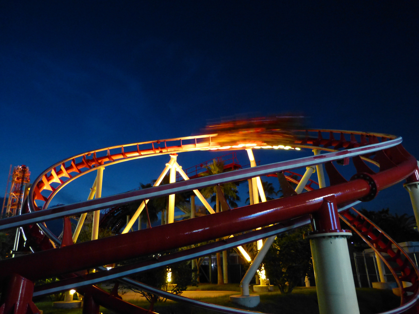 Universal CityWalk, Orlando USA Achterbahn bei Nacht