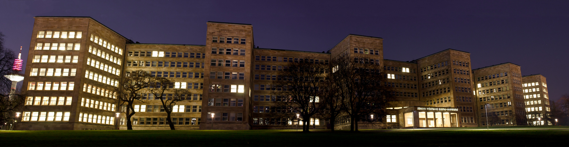 Universität Frankfurt - Campus Westend bei Nacht