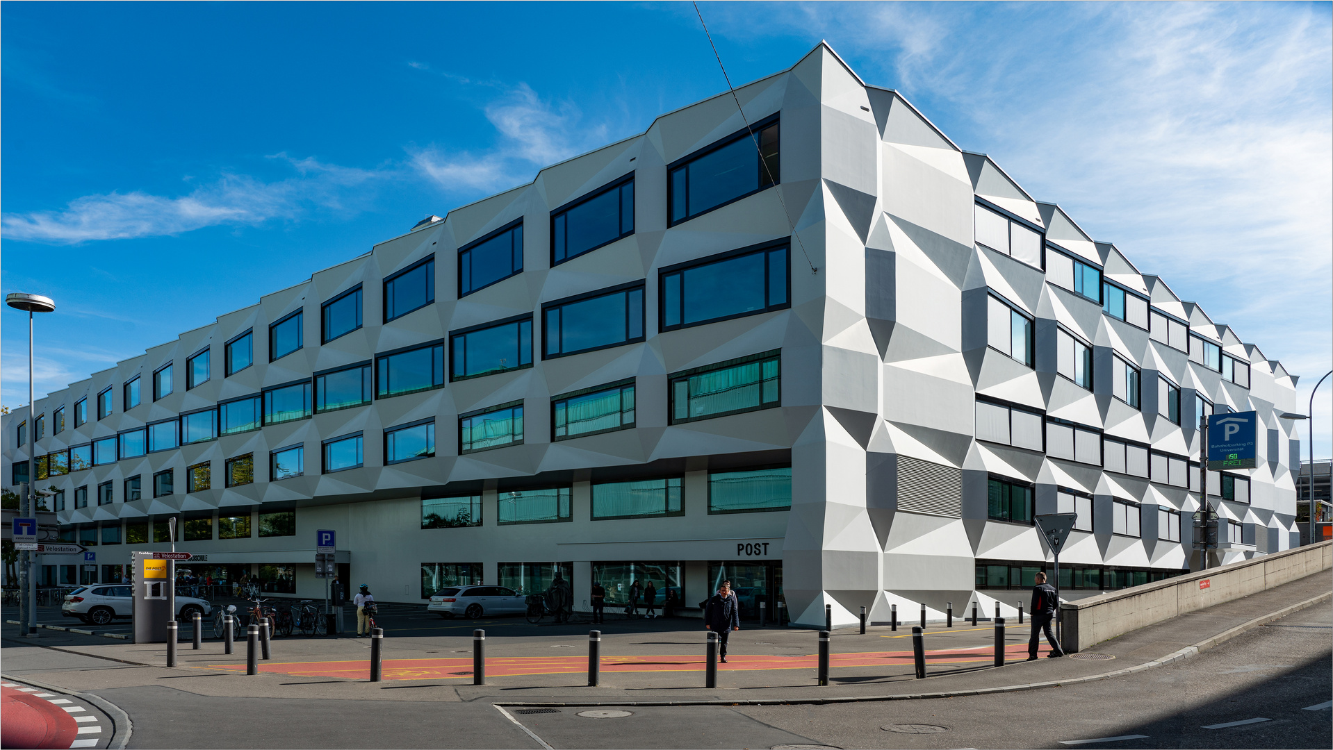 Universitäts- Gebäude beim KKL und Bahnhof