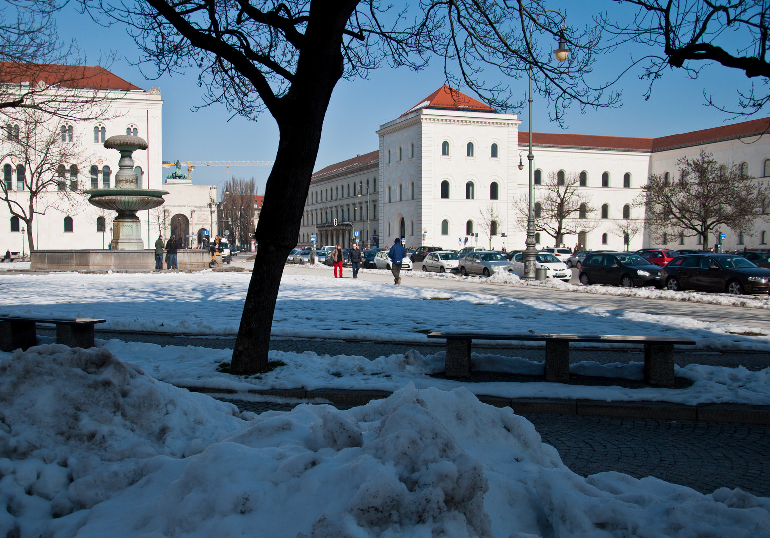 Universitätsgebäude am Geschwister-Scholl-Platz