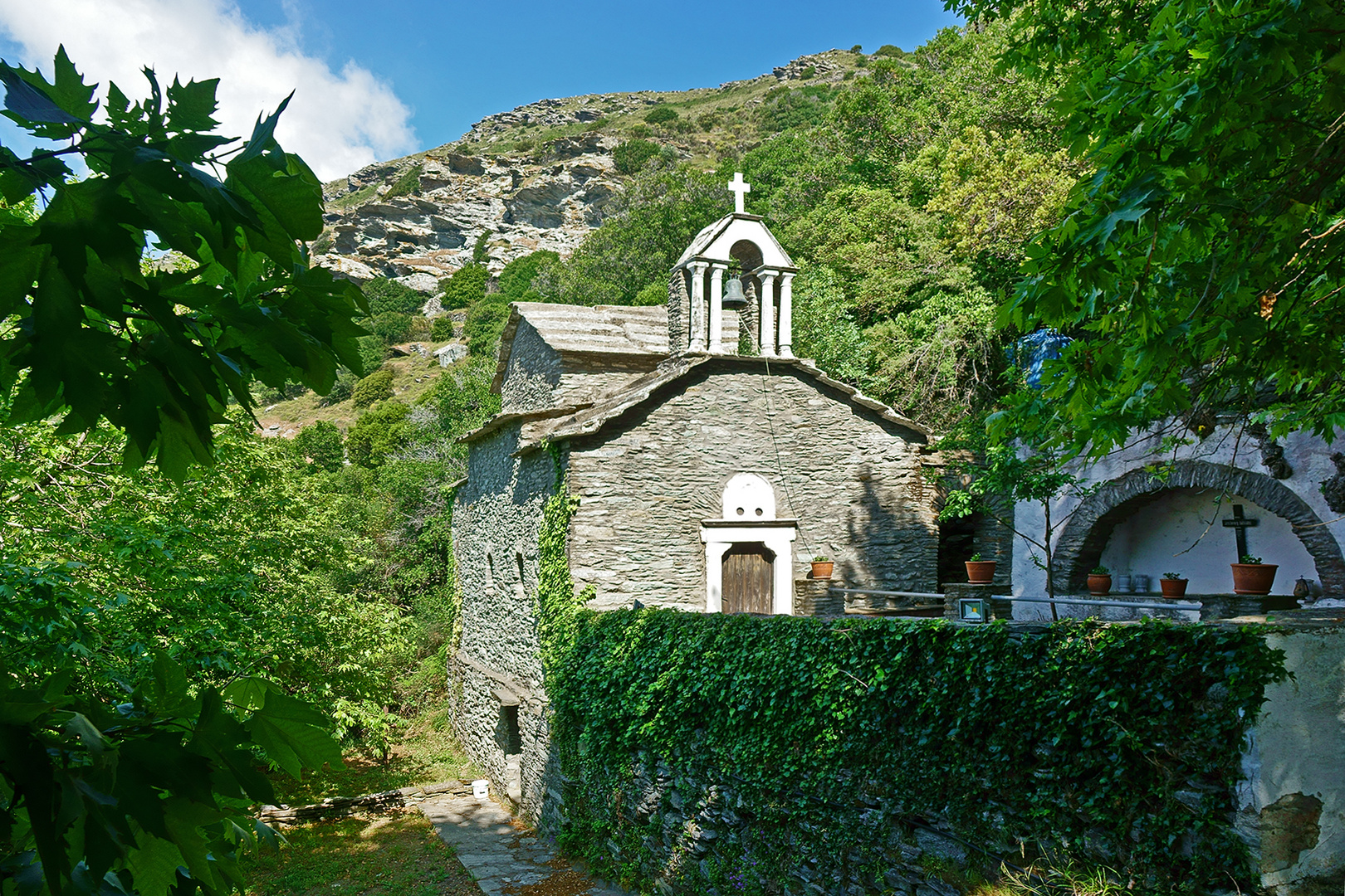 unmittelbar beim Kloster Panachrantou