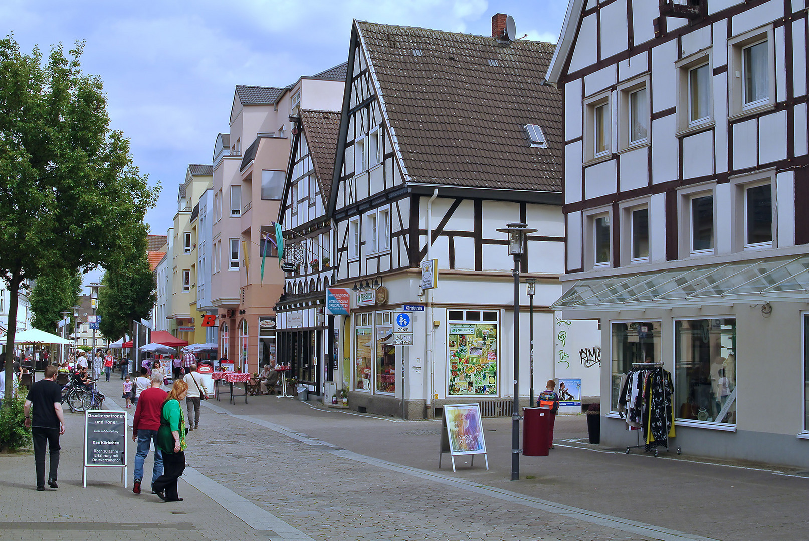 Unna - Stadtmitte, Fußgängerzone Massener Strasse, Blick nach Osten