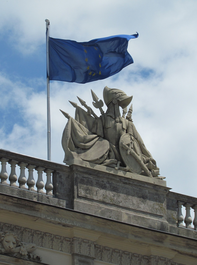 UNO-Flagge über Schloss Herrenchiemsee