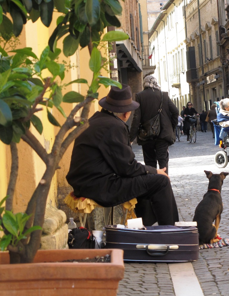 Uno scatto rubato..quando un uomo e un amico fedele condividono la vita e le speranze mi fa pensare.