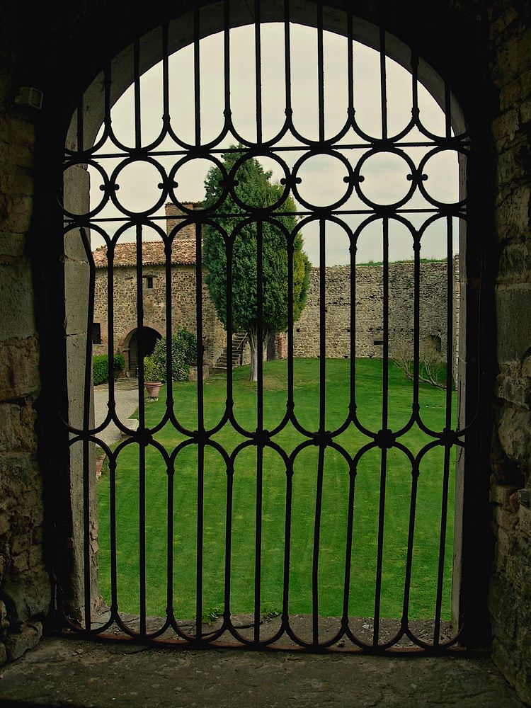 Uno sguardo dal cancello