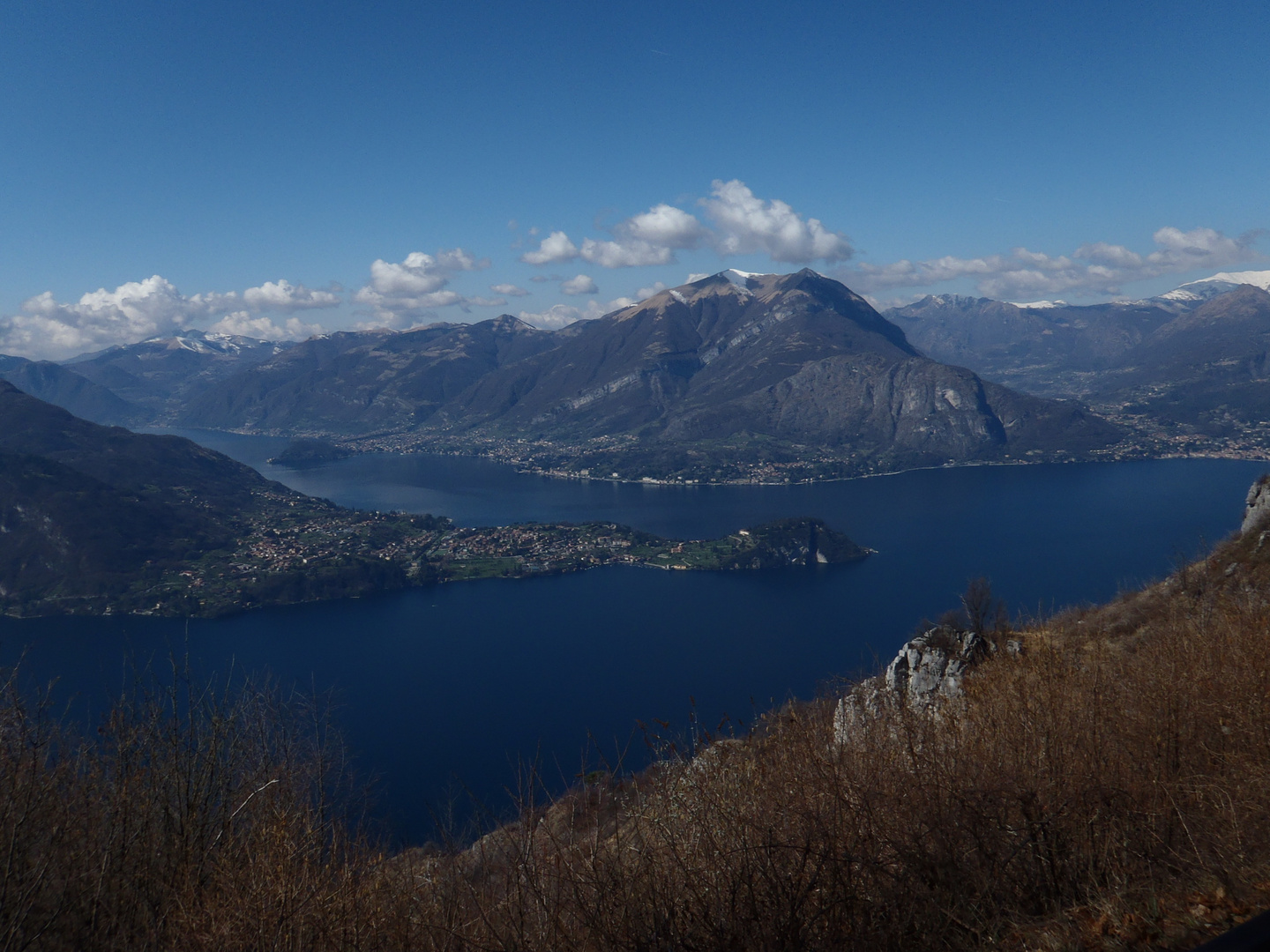 uno sguardo verso il lago...