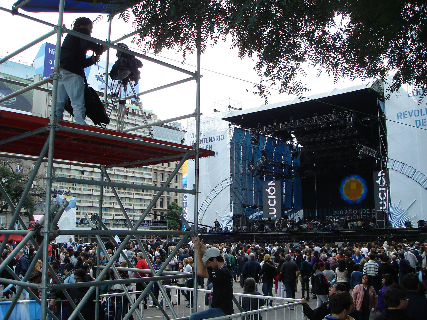 uno trabaja,otros cantan y otros miran.. bicentenario en buenos aires