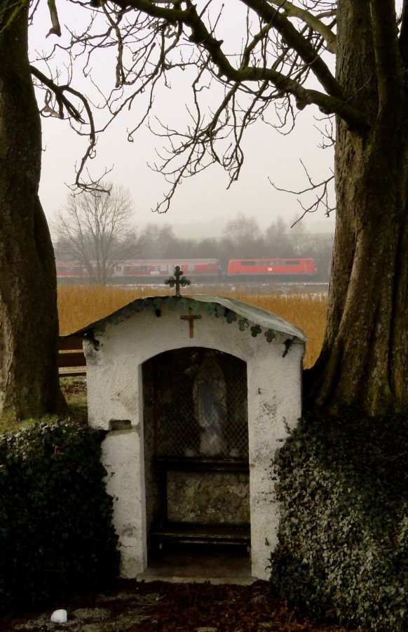 Unregelmäßigkeiten - Ost(er) . München . Haus . Kapelle