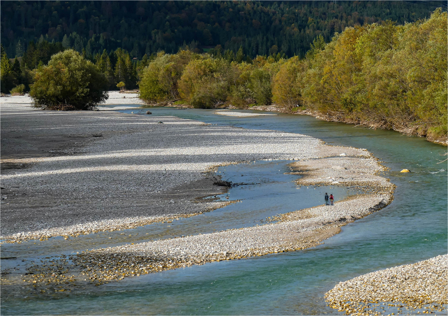 Unruhig wälzt sich die Isar in ihrem Bett