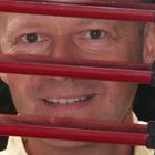 .......uns uwe hinter gittern.... und er lacht dennoch!